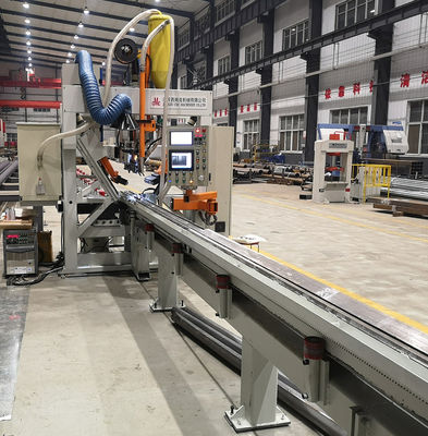 Machines en apparatuur voor het lassen van lichte polen met slot
