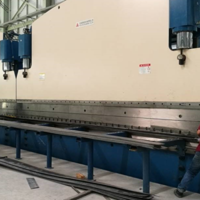 CNC Tandem Hydraulische persrem met 320 ton arbeidskracht en 6000 mm tafellengte met DELEM DA53T CNC-systeem