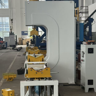 630KN Heavy Force Hydraulic Pole Straightening Machine met 4000 mm verwerkingslengte en draadloze afstandsbediening