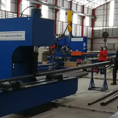 630KN Heavy Force Hydraulic Pole Straightening Machine met 4000 mm verwerkingslengte en draadloze afstandsbediening