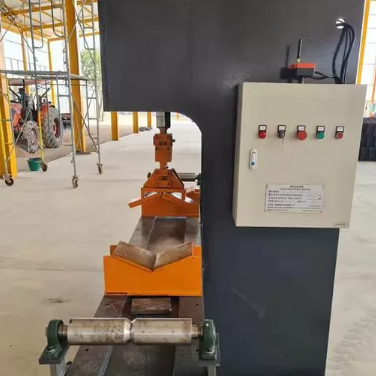 630KN Heavy Force Hydraulic Pole Straightening Machine met 4000 mm verwerkingslengte en draadloze afstandsbediening