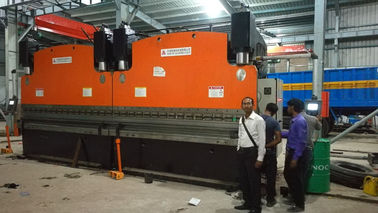 Dubbele koppeling CNC hydraulische plaat buigmachine voor licht paal productielijn
