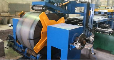 800 - 1600mm Q235A warmgewalste Vloeistaalrol die aan de Lijn van de Lengtemachine wordt gesneden