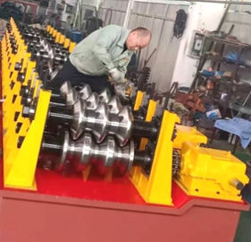 Twee Golven en Drie Golven het Broodje die van de Wegvangrail Machine vormen