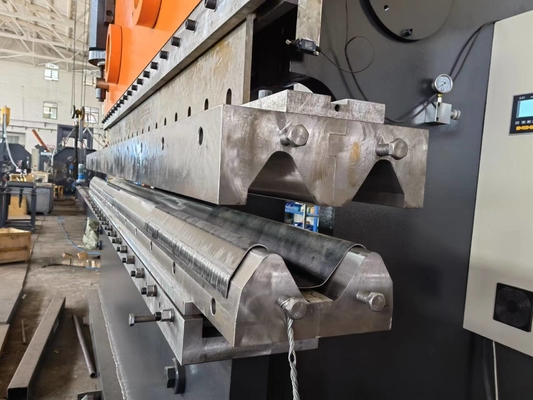 CNC-persremmachine voor het maken van beveiligingsrail